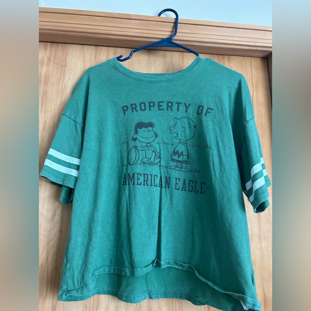 Medium Peanuts - Snoopy - American Eagle Green Football Cropped T-shirt